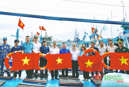 Lữ đoàn 682 thực hiện Chương trình “Hải quân Việt Nam làm điểm tựa cho ngư dân vươn khơi, bám biển”